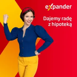 Uśmiechnięta kobieta w niebieskiej bluzce i żółtych spodniach, z uniesioną pięścią, na czerwono-żółtym tle z tekstem 'expander Dajemy radę z hipoteką'.