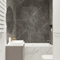 Nowoczesna łazienka z szarymi marmurowymi płytkami, owalnym lustrem z podświetleniem i umywalką z szarą szafką oraz złotymi akcentami.