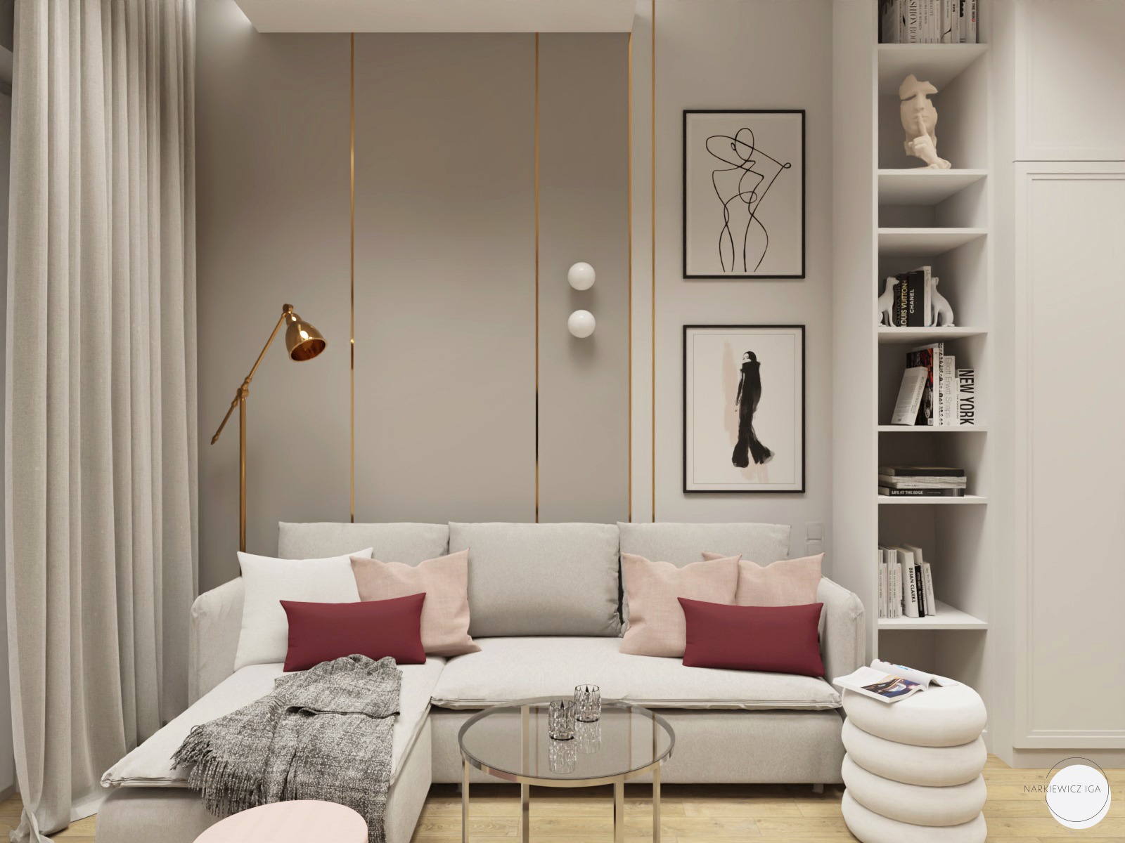 Jasnoszara sofa z dekoracyjnymi poduszkami w odcieniach różu i bordo, pled z frędzlami, okrągły stolik kawowy ze szklanym blatem, złota lampa podłogowa, abstrakcyjne obrazy na ścianie, biały regał...
