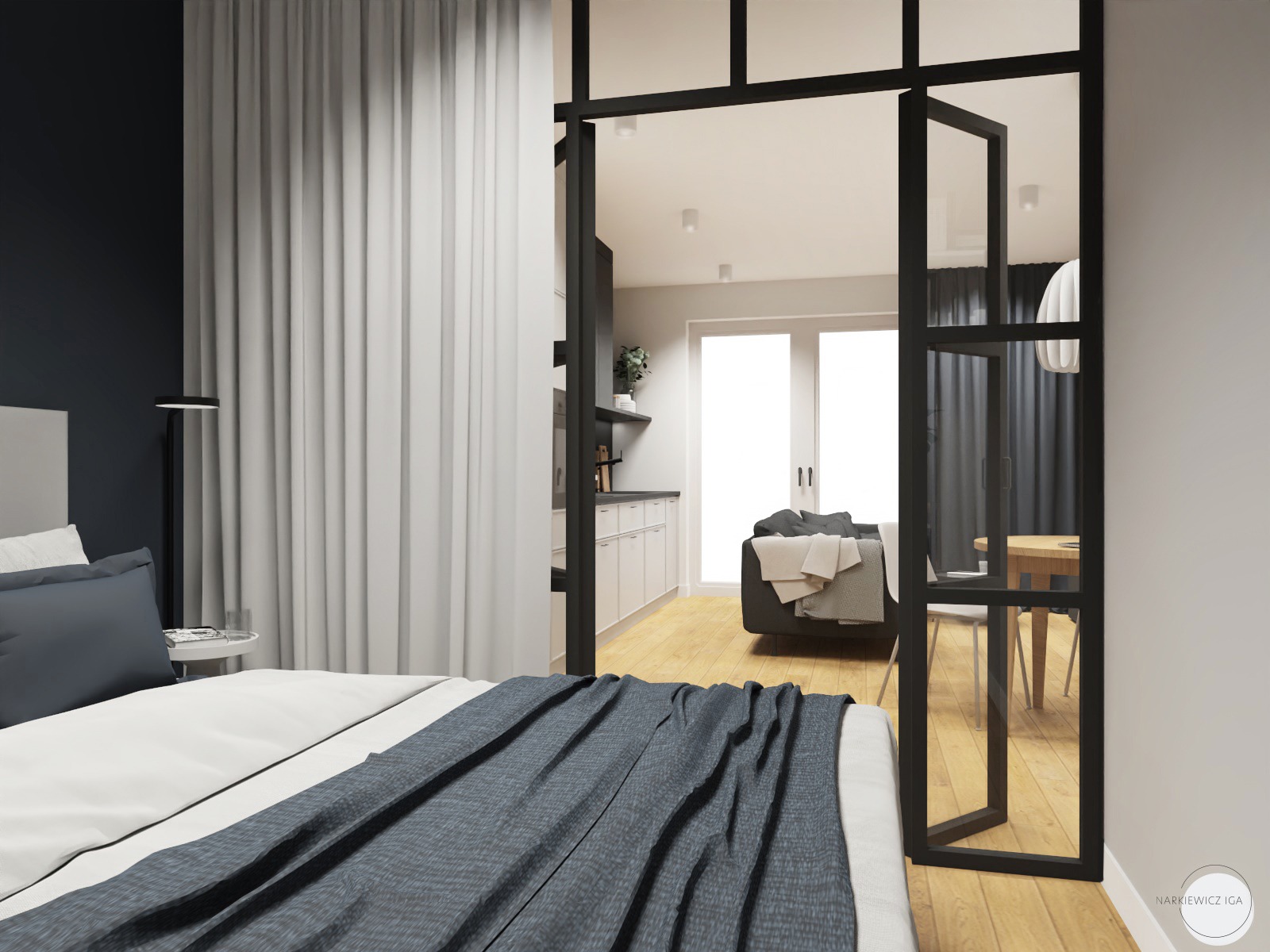 Wnętrze kawalerki z sypialnią oddzieloną od kuchni i salonu szklaną ścianą z czarnymi profilami. W sypialni widoczne łóżko z białą pościelą i granatową narzutą, w tle zasłony i lampka nocna. Przez...