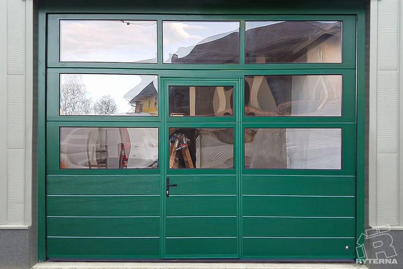 Zielona segmentowa brama garażowa z oknami, widoczne odbicia otoczenia w szybach, logo RYTERNA w prawym dolnym rogu.
