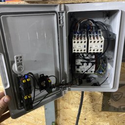 R.S.T. Instal - Układ nawrotny zrealizowany za pomocą styczniów Zajmujemy się również automatyka przemysłowa oraz konserwacja urzadzsn