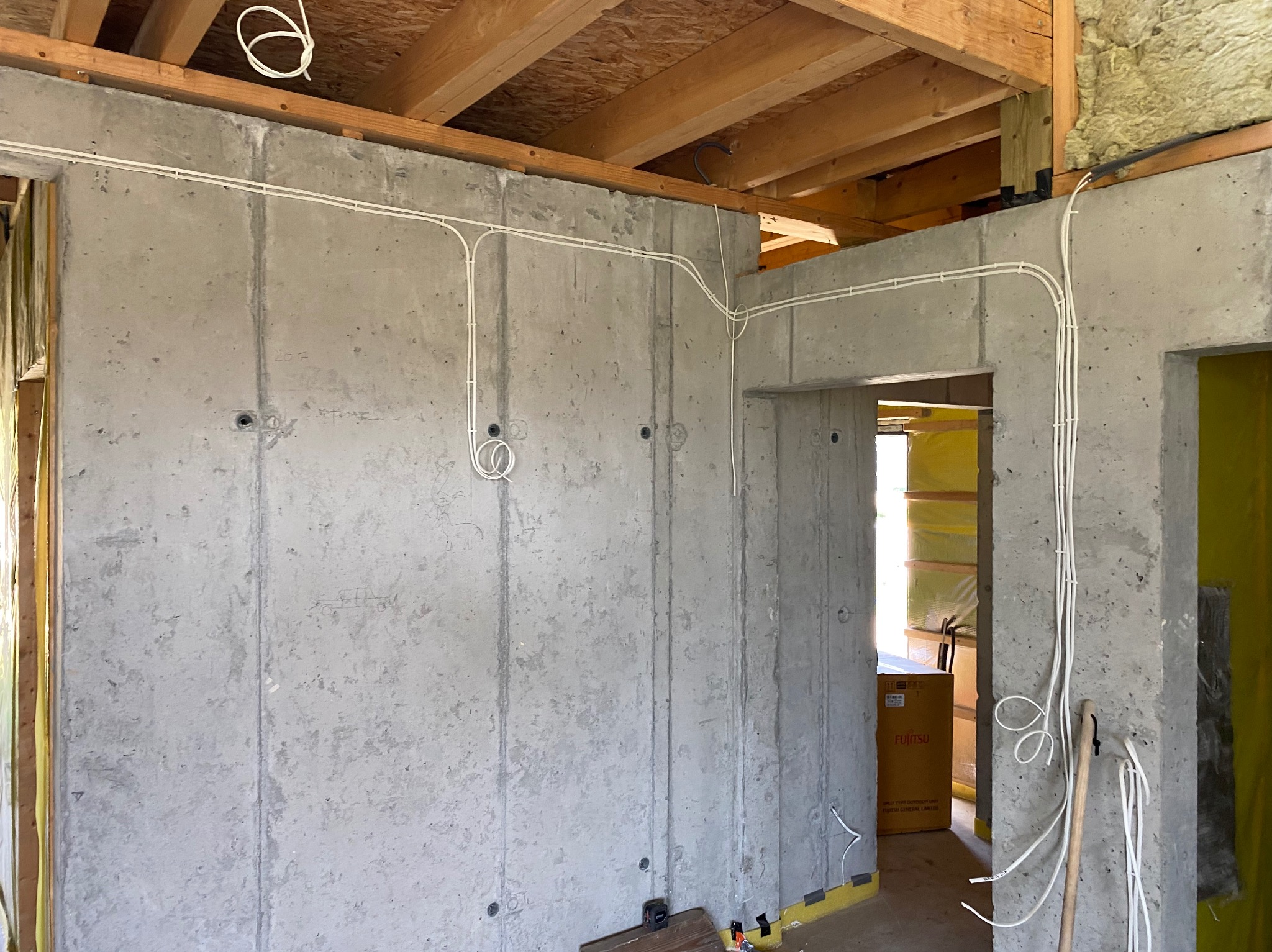 Instalacje w ścianie żelbetonowej w czasie realizacji