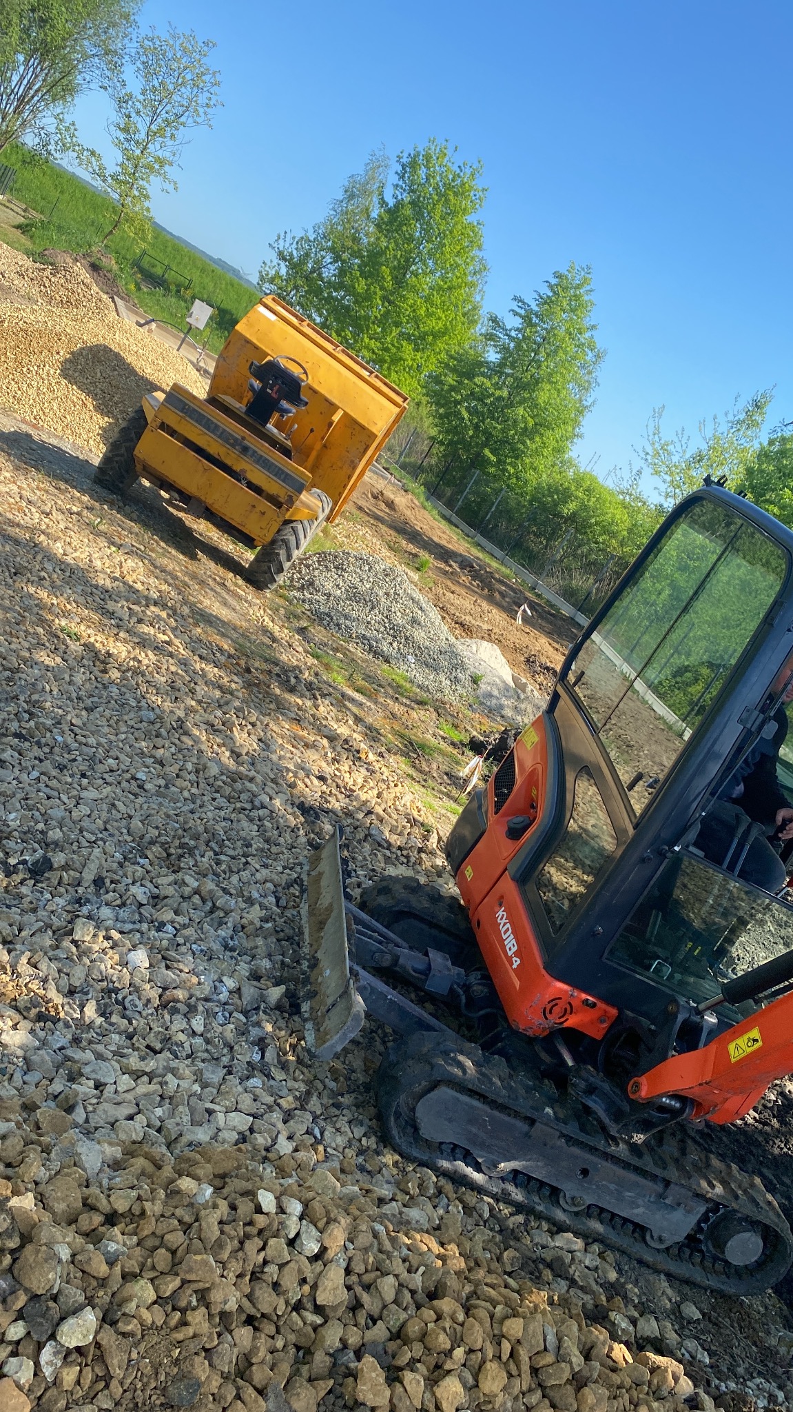 Wykonujemy również kompleksowe wykopy pod instalacje oraz przyłącza do sieci