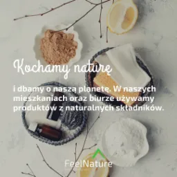 Kompozycja z naturalnymi środkami czystości: proszek, płyn w ciemnej butelce, myjka, gąbka, szmatka, poł&oacute;wki cytryny i gałązki na jasnym tle.