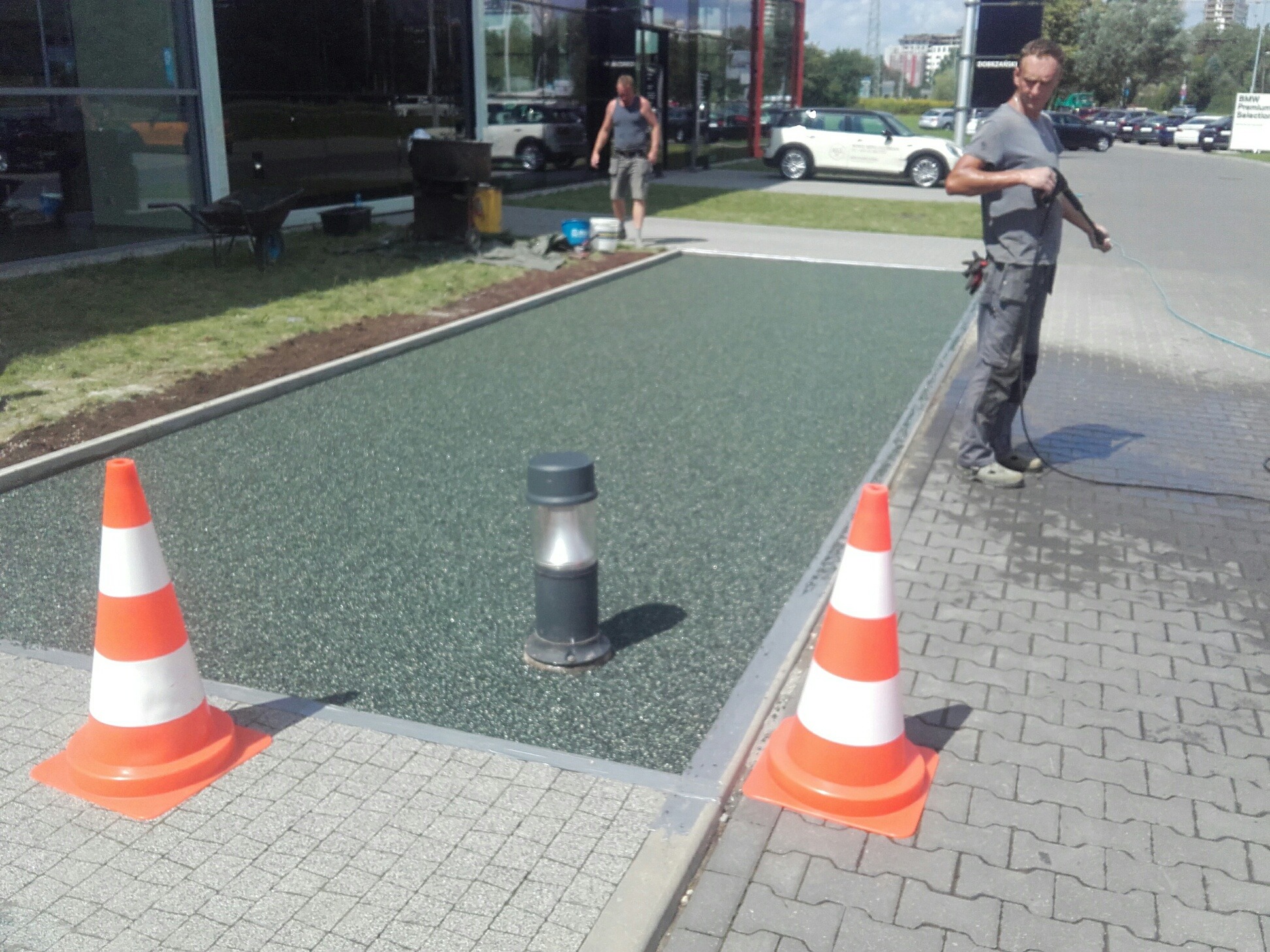 wykonanie nawierzchni dekoracyjnej wodo-przepuszczalnej BMW Kraków