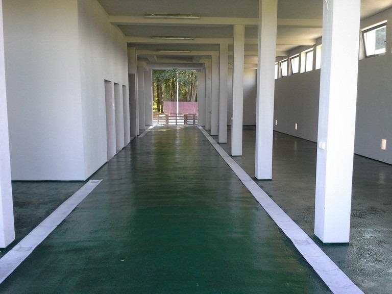 Wykonanie nawierzchni bezpiecznej dla koni Stajnia Żabno