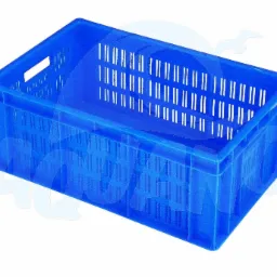 Niebieska, plastikowa skrzynka ażurowa, pusta, na białym tle, widoczne otwory wentylacyjne i uchwyty.