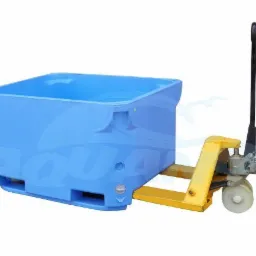 Niebieski pojemnik skrzyniowy na żółtym wózku paletowym, widok z boku na białym tle.