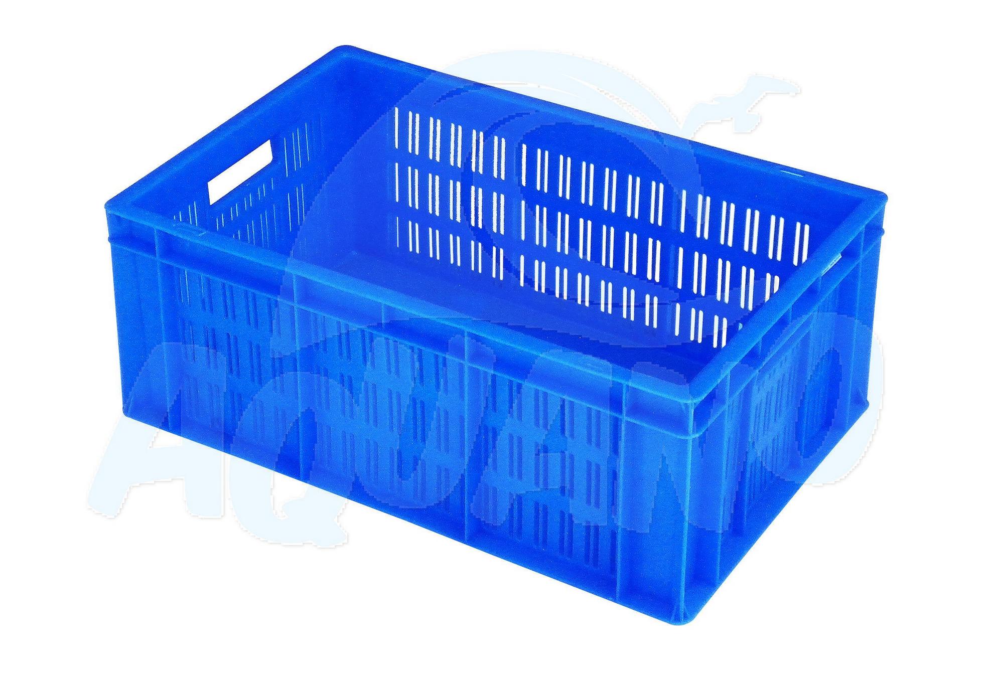 Niebieska, plastikowa skrzynka ażurowa, pusta, na białym tle, widoczne otwory wentylacyjne i uchwyty.