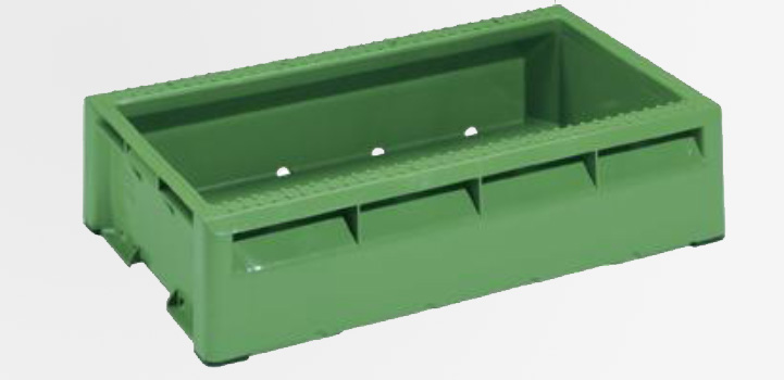 Zielona, plastikowa skrzynka rybna z otworami wentylacyjnymi, pusta, na białym tle.