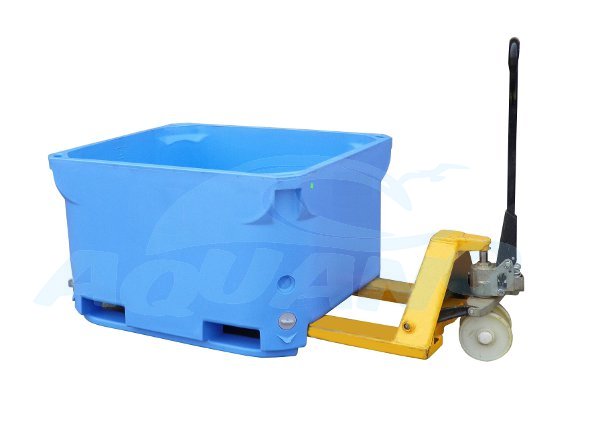 Niebieski pojemnik skrzyniowy na żółtym wózku paletowym, widok z boku na białym tle.