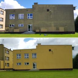 Mr.D Usługi Specjalistyczne - Porównanie elewacji budynku przed i po czyszczeniu, widoczne różnice w kolorze i usunięte zabrudzenia, na trawniku leżą narzędzia.