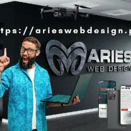 Mężczyzna w okularach i kwiecistej koszuli, z laptopem w ręku, wskazujący palcem do góry, pod dronem i logo Aries Web Design na czarnym tle, obok dwa smartfony z wyświetloną stroną internetową.