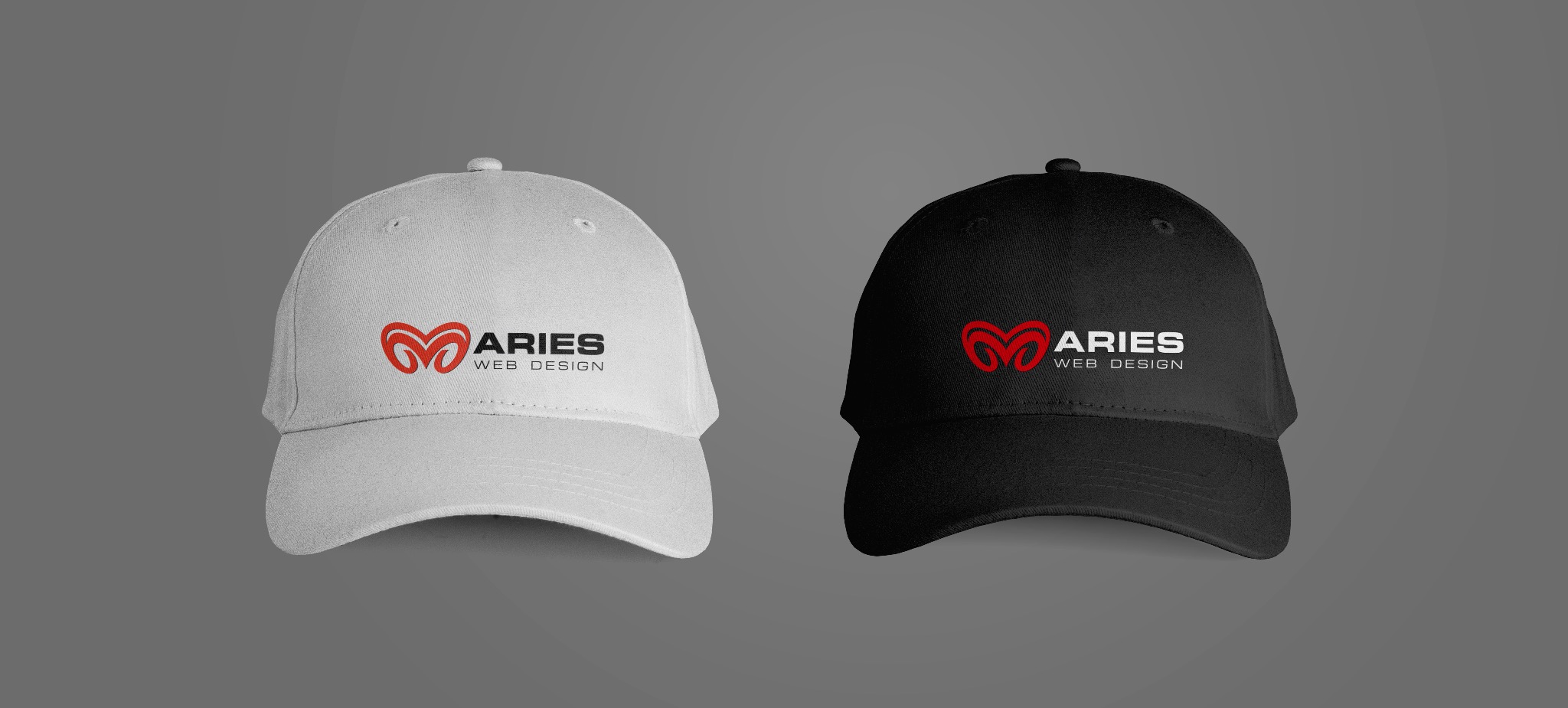 Dwie czapki z daszkiem, biała i czarna, z czerwonym logo i białym tekstem 'ARIES WEB DESIGN', ustawione na szarym tle.