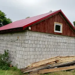 Zmiana pokrycia dachu na budynku gospodarczym z papy na blachę, wraz z obiciem szczytów.