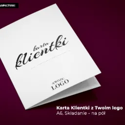 Karta Klientki A6 składana na pół, z miejscem na logo, leżąca ukośnie na bordowym tle.