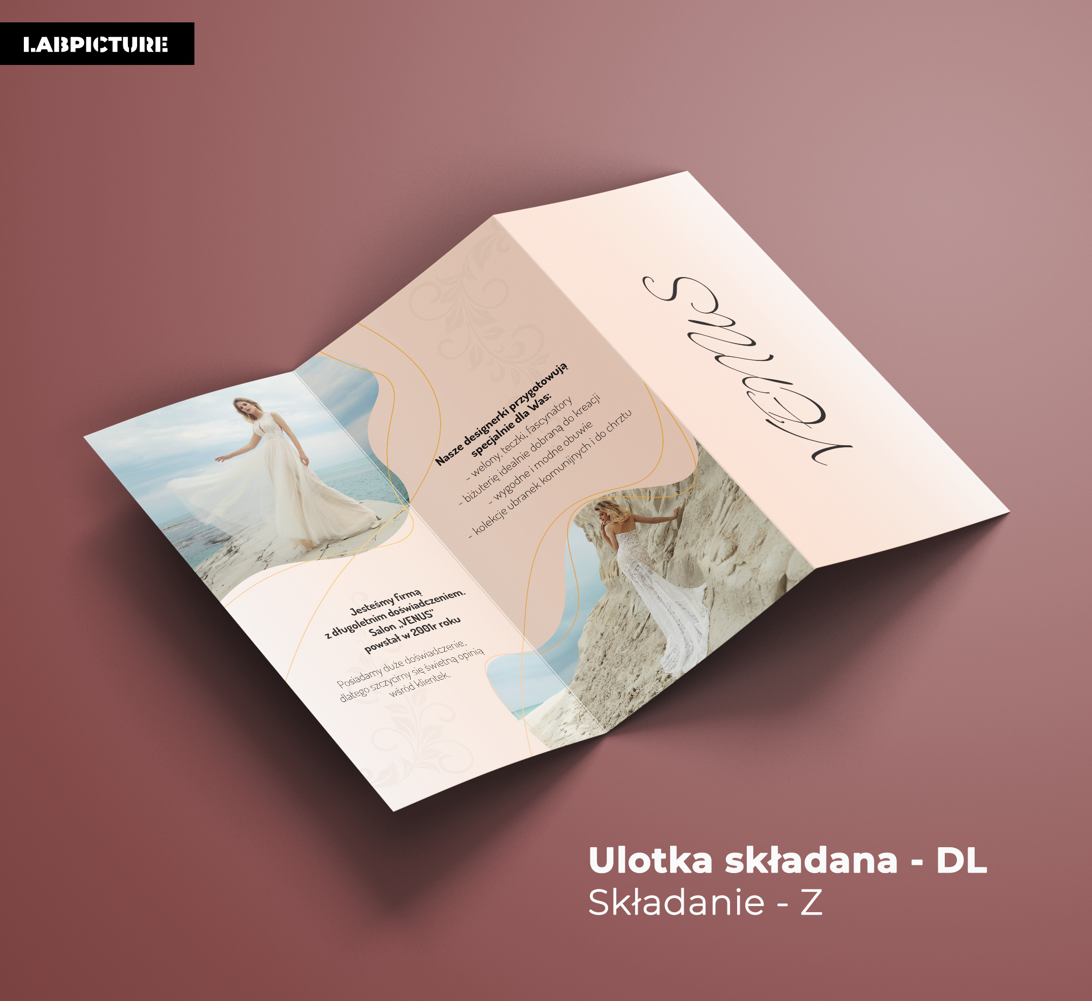 Rozłożona, składana ulotka reklamowa salonu sukien ślubnych Venus, prezentująca zdjęcia modelek w sukniach ślubnych na tle klifów i morza, z informacjami o ofercie salonu.