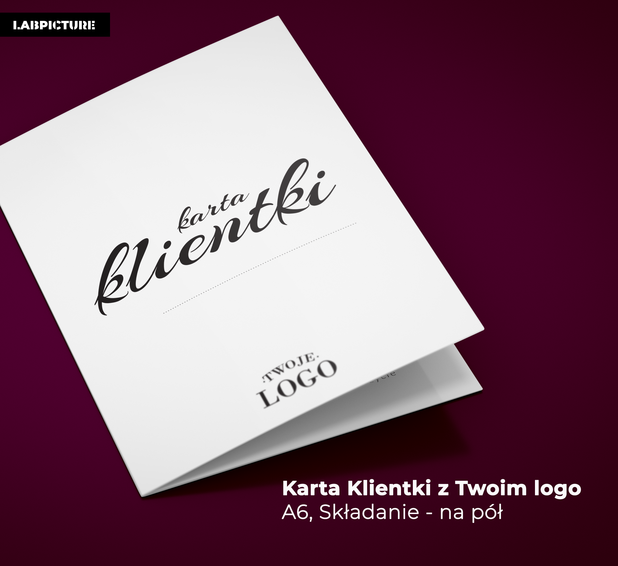 Karta Klientki A6 składana na pół, z miejscem na logo, leżąca ukośnie na bordowym tle.