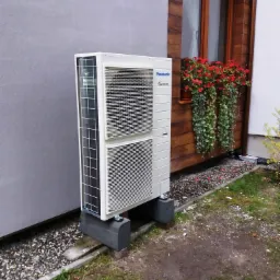 Duża pompa ciepła Panasonic (3-fazowa i 2 wentylatory).