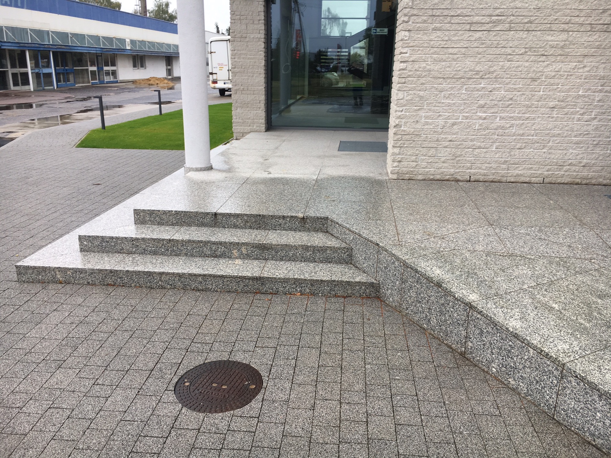 Wejście z płyt granitowych 2 cm