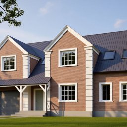 Architektura Klasyczna - Dwukondygnacyjny dom z cegły klinkierowej, z ciemnoszarym dachem z blachy trapezowej i białymi obramowaniami okien, garaż w bryle budynku, trawnik przed domem.