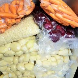 Warzywa obrane pakowane próżniowo (5-10kg):
ziemniaki,buraki,marchew,seler,cebula biała,cebula czerwona.
