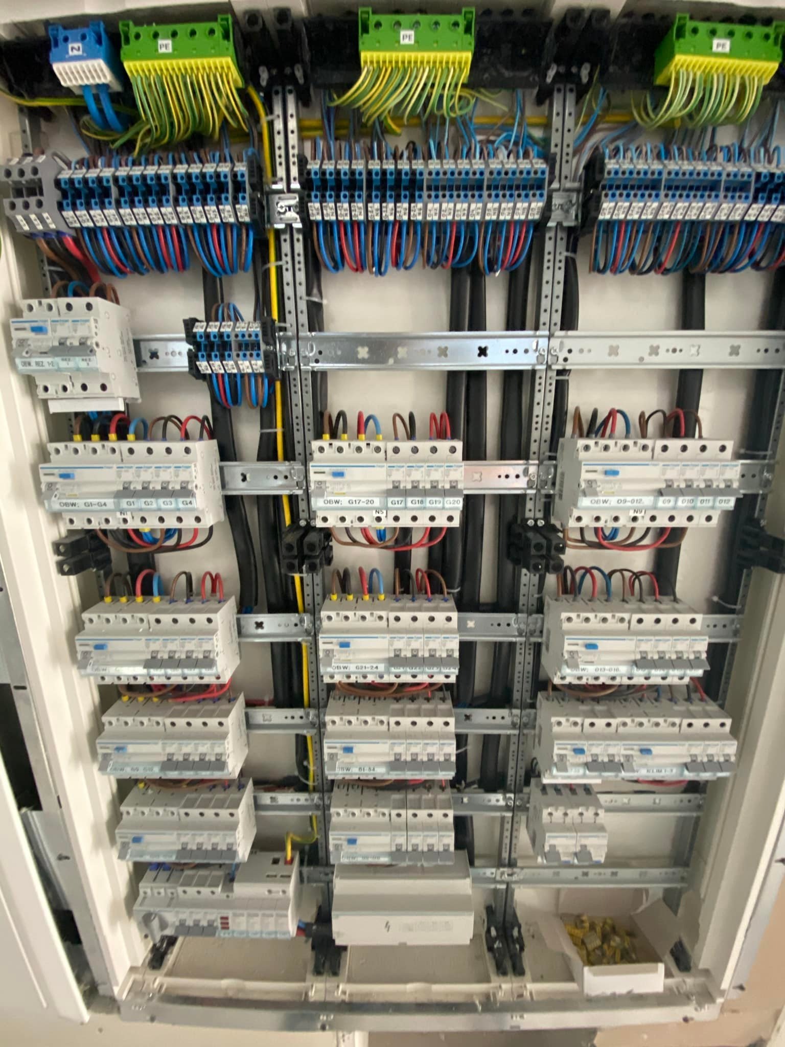 Rozdzielnia elektryczna w budynku użyteczności publicznej