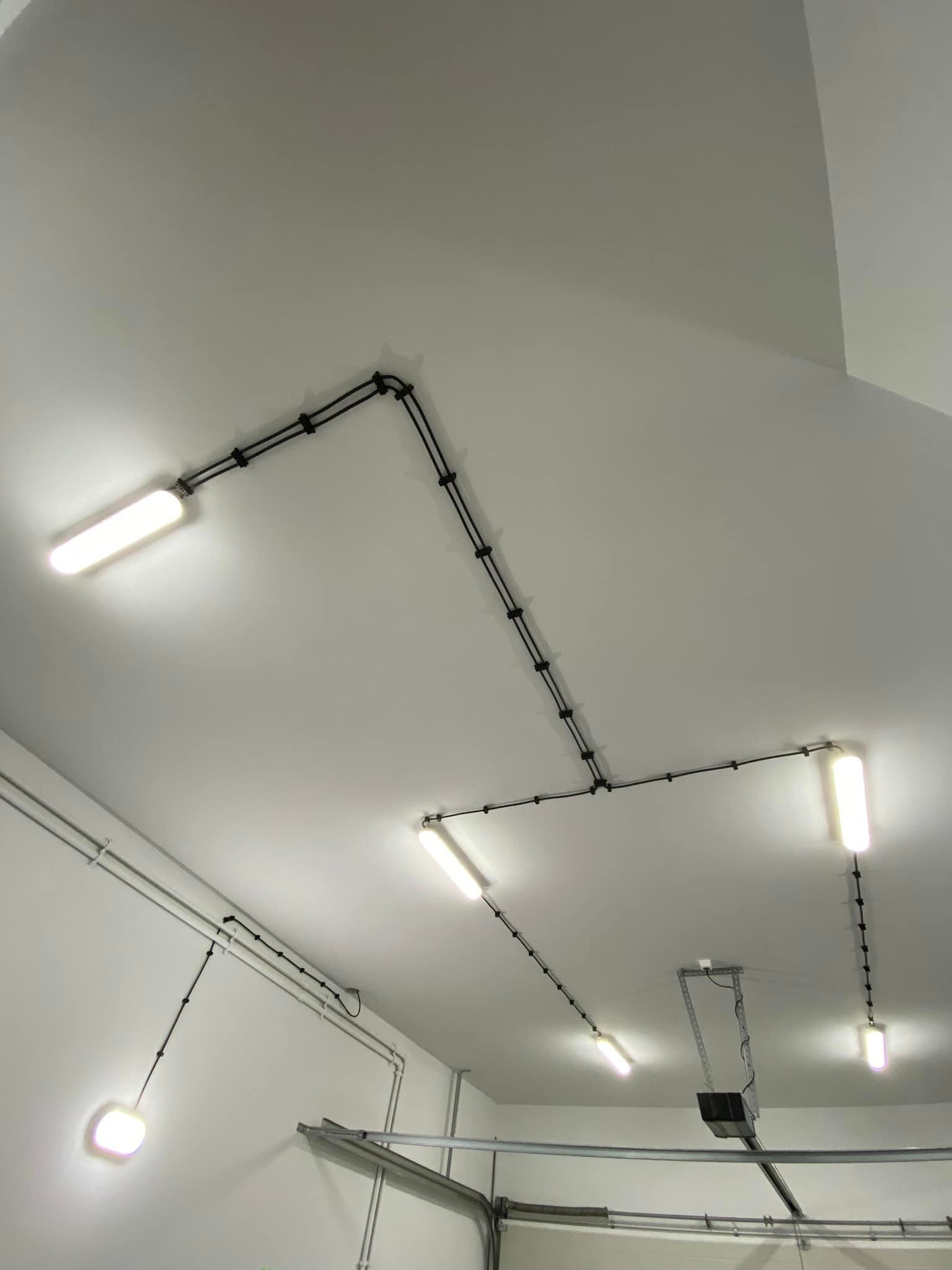 Loftowe oświetlenie garażu