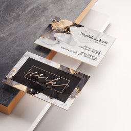 Zalogowana - Dwie wizytówki z motywem marmuru i złotych akcentów, jedna z logo 'mk' w złotej ramce, druga z danymi kontaktowymi stylistki fryzur Magdaleny Król, ułożone na abstrakcyjnym tle w odcieniach...