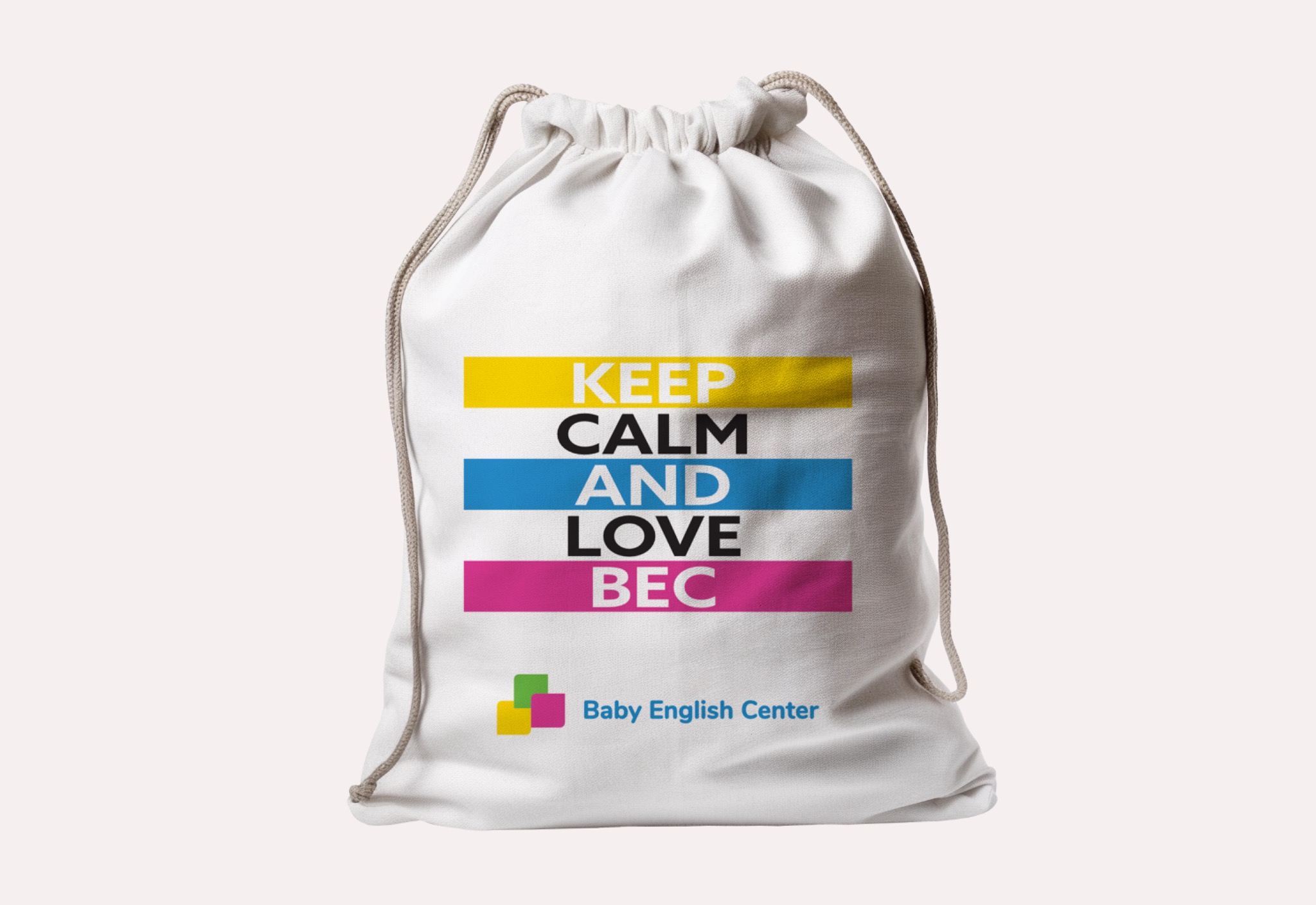 Biały bawełniany worek ze sznurkiem, nadruk 'Keep Calm and Love BEC' z kolorowymi paskami i logo Baby English Center z trzema kolorowymi kwadratami.