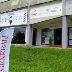 Budynek z biurem ubezpieczeniowym Generali, widoczny baner reklamowy i flaga z logo firmy, obok salon fryzjerski Shalaw Barber Shop.