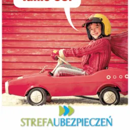 Reklama taniego OC: Uśmiechnięty chłopiec w kasku, w czerwonym swetrze, siedzi w czerwonym samochodzie zabawce na tle czerwonej drewnianej ściany. Dymek z tekstem 'Tanie OC!'. Na dole logo firm...