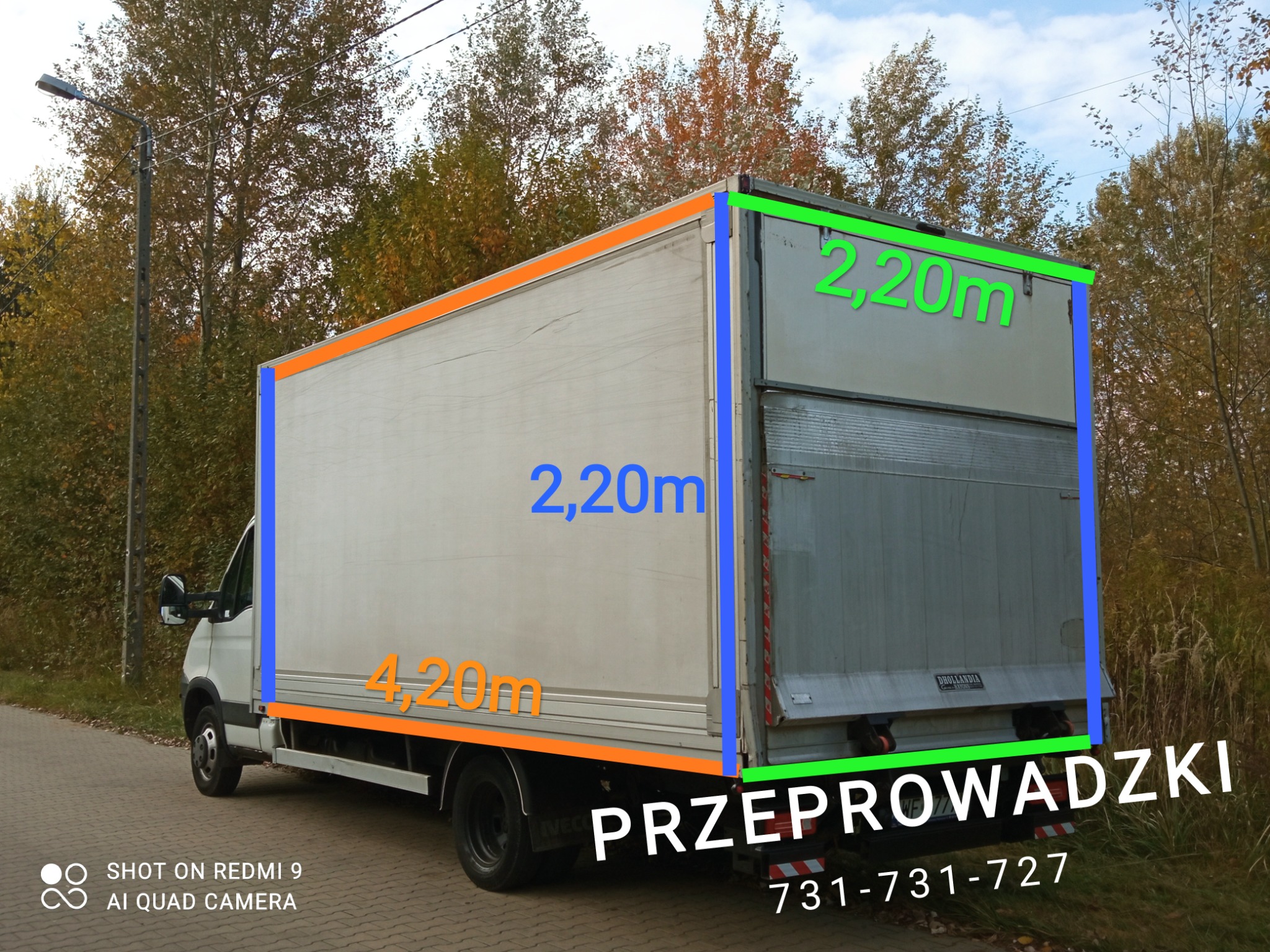 Biały samochód dostawczy z wymiarami 4.20m długości i 2.20m wysokości, zaparkowany na poboczu drogi, z widocznym numerem telefonu i napisem 'PRZEPROWADZKI'.