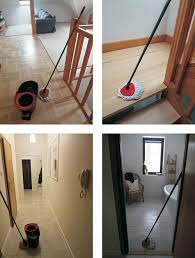 Kolaż: mop z wiadrem na drewnianej podłodze i korytarzu, po umyciu. Widoczne jasne wnętrza i detale, np. schody i łazienka z oknem. Sprzątanie po remoncie.