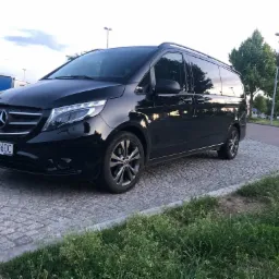 Czarny Mercedes Vito z polską tablicą rejestracyjną WS 4860C, zaparkowany na kostce brukowej, widok z przodu lekko z boku.