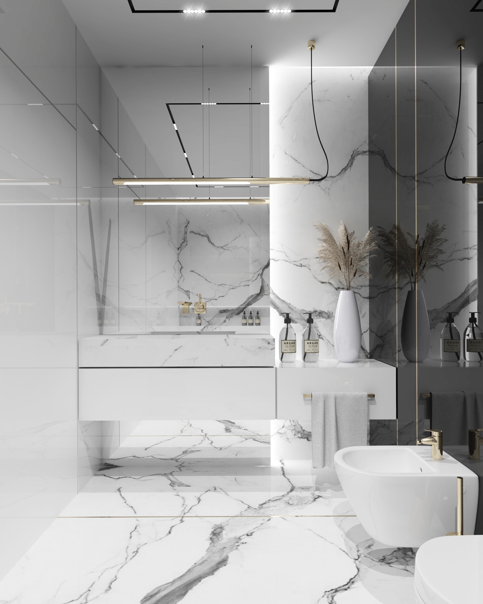 Nowoczesna łazienka z marmurowymi płytkami, białymi meblami i złotymi akcentami, oświetlona podłużnymi lampami wiszącymi, z dekoracyjnym wazonem z suszonymi trawami.