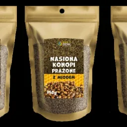 Trzy opakowania prażonych nasion konopi w brązowych torebkach z okienkiem, warianty: naturalne, z miodem i z solą, na czarnym tle.