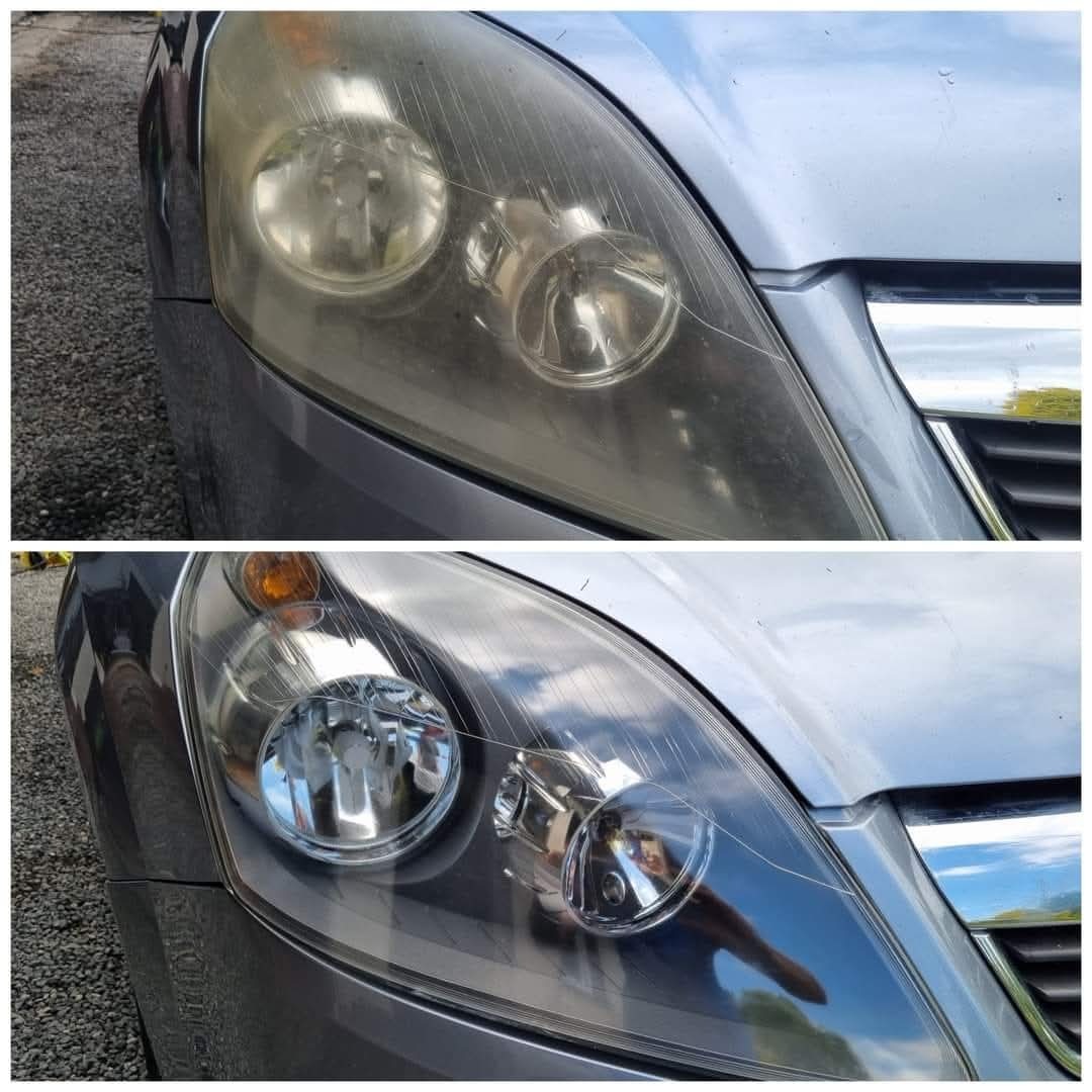 Reflektor samochodowy przed i po czyszczeniu. Górna część jest matowa i brudna, dolna błyszcząca i czysta. Widoczna różnica w przejrzystości światła.