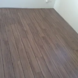 panel lvt na wylewce, klejony