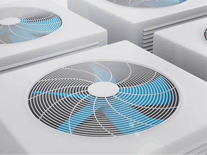 Białe jednostki zewnętrzne z wentylatorami o niebieskich łopatkach, ustawione w rzędzie, widok z góry.