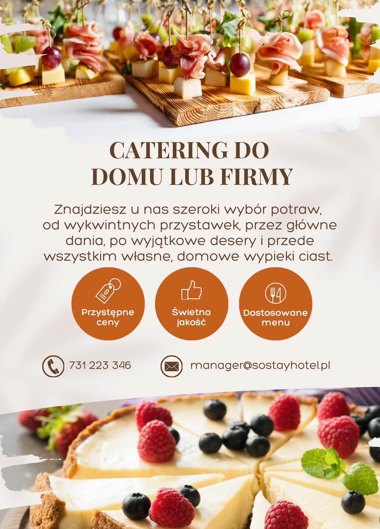 Reklama firmy cateringowej z widocznymi kanapkami na drewnianych deskach i ciastem z owocami, oferującej szeroki wybór potraw, od przystawek po desery, z naciskiem na domowe wypieki ciast.