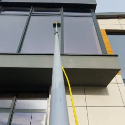 Mycie okien wodą demineralizowaną.