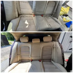 Por&oacute;wnanie tylnej kanapy samochodowej przed i po czyszczeniu tapicerki. Widoczne r&oacute;żnice w kolorze i usunięcie zabrudzeń.