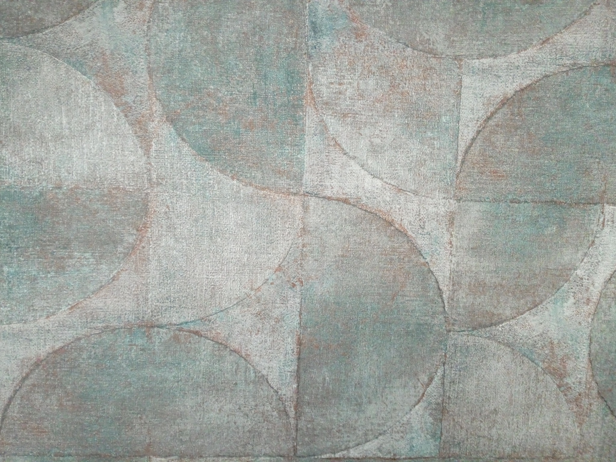 Delikatna, teksturowana tapeta z motywem nakładających się, niepełnych okręgów w odcieniach szarości, błękitu i brązu, tworząca subtelny, geometryczny wzór.