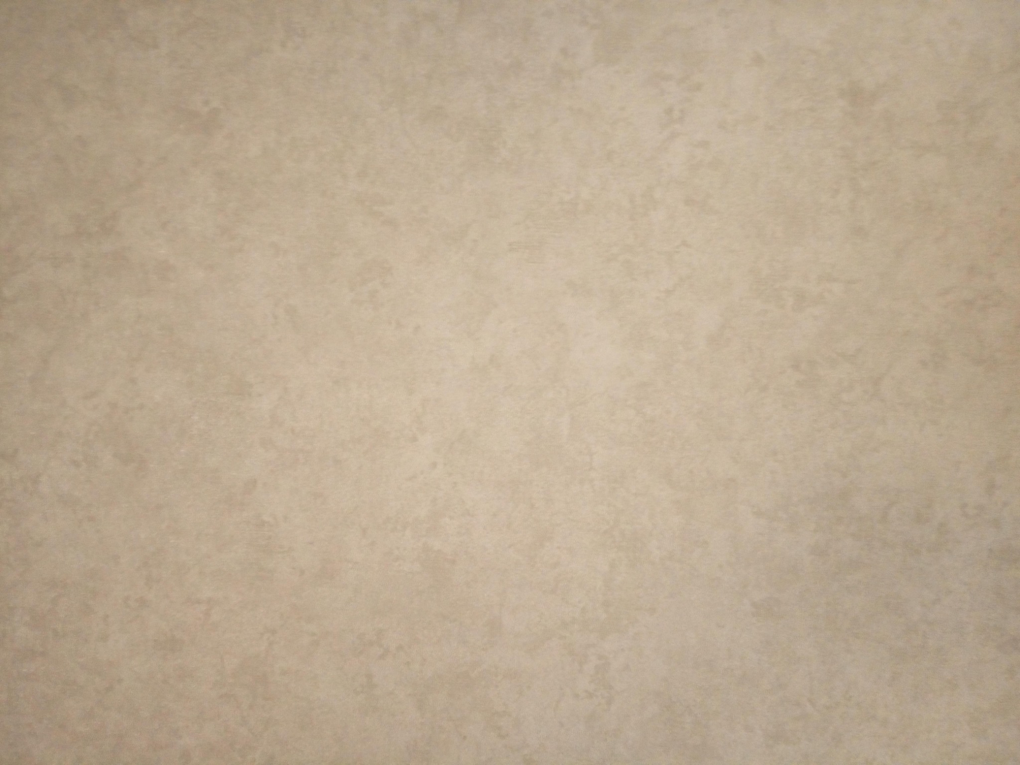 Beżowa, jednolita powierzchnia z subtelną, nieregularną teksturą imitującą efekt dekoracyjny na ścianie. Delikatne cieniowanie tworzy wrażenie głębi.