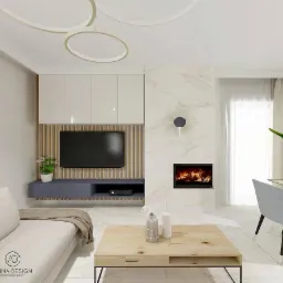 Nowoczesny salon z marmurową ścianą, kominkiem, telewizorem i drewnianymi lamelami, oświetlony lampami w kształcie okręgów, z beżową sofą i drewnianym stolikiem kawowym na metalowych nogach.