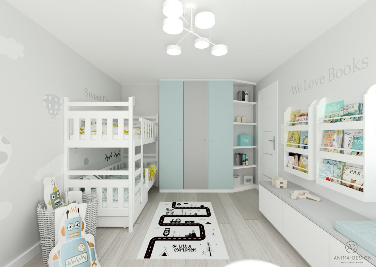 Jasny pokój dziecięcy z łóżkiem piętrowym, szafą w odcieniach błękitu i szarości, dywanem z motywem drogi i półkami na książki, oświetlony nowoczesną lampą sufitową.