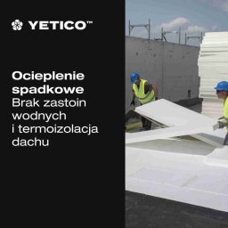 CER&BUD Marcin Ceranka - Pracownicy w kaskach układają białe płyty izolacyjne na dachu budynku, tworząc ocieplenie. Widoczne elementy konstrukcyjne i logo producenta.