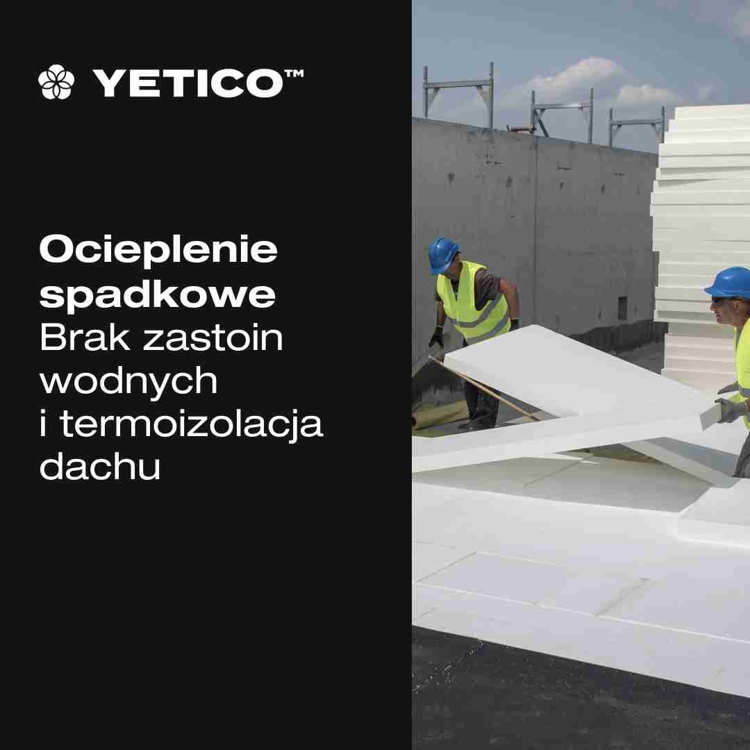 Pracownicy w kaskach układają białe płyty izolacyjne na dachu budynku, tworząc ocieplenie. Widoczne elementy konstrukcyjne i logo producenta.